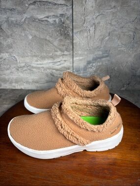 OOFOS OOcoozie Low “Chestnut” Women’s Size 7 Shoes